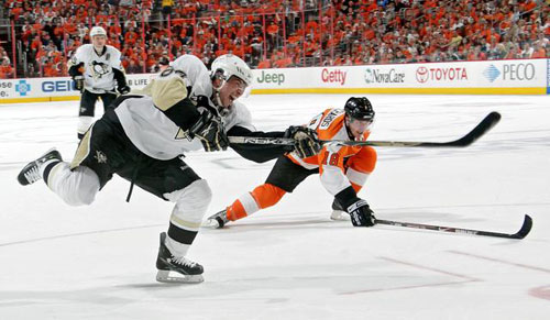 Sidney Crosby plays the puck against the Flyers on 4/19