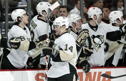 Chris Kunitz is congratulated by the bench after his goal in the first period