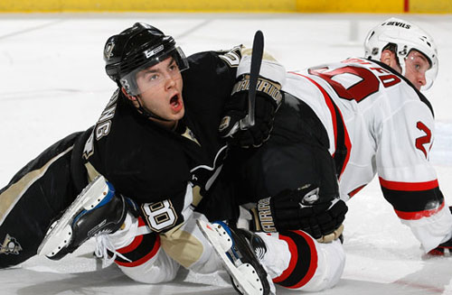 Kris Letang fights for position in front of the Penguins net