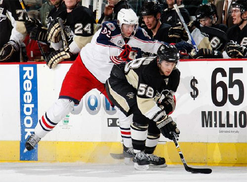 Kris Letang fight for the puck against the Blue Jackets
