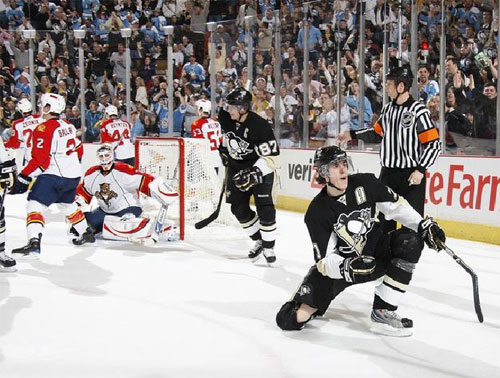 Evgeni Malkin celebrates after his first period goal