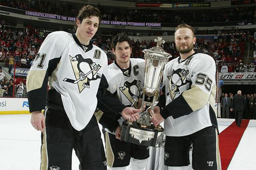Evgeni Malkin, Sidney Crosby, and Sergei Gonchar pose with the Prince of Wales Trophy