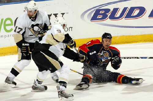 Alex Goligoski fights for the puck against the Florida Panthers on 3-5-09